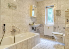Bad Wohnung links