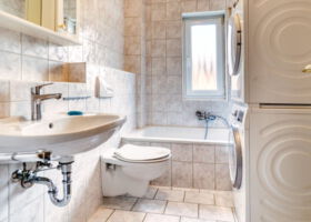 Bad Wohnung rechts