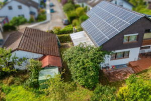 Hausansicht mit Garagen
