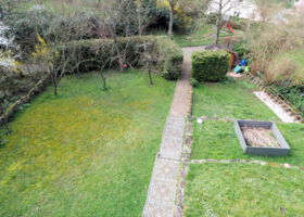 Blick vom Balkon in den Garten