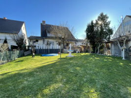 Garten mit Hausansicht